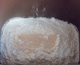 5、菊花大披萨,将面团所有材料放入面包机桶内，和面程序20分钟