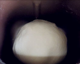 6、菊花大披萨,程序结束，面团不在拿出来，就放面包机桶里发酵