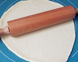 8、菊花大披萨,将面团分成两部分（因为太大了不好擀开），擀成厚3mm的面皮