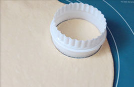 9、菊花大披萨,用大约8cm的饼干模切成小片园