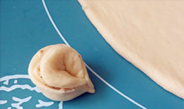 11、菊花大披萨,折叠，封口后，将两头捏合。像做大馄钝一样