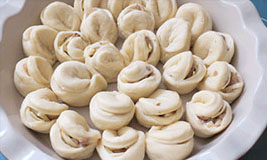 12、菊花大披萨,将这些“馄钝”一个挨一个的放在烤盆里（剩下的不规则面皮，重新捏成小剂子，直接擀开成小圆片）