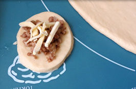 10、菊花大披萨,包入适量的肉馅及马苏里拉芝士