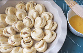 13、菊花大披萨,放置二十分钟后，表面刷蛋液