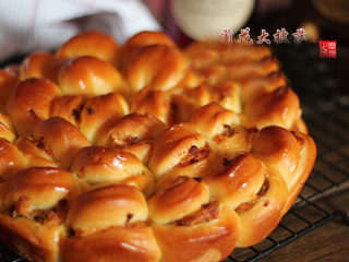 14、菊花大披萨,烤箱180度，烤35到40分钟至表面上色。出炉后，表面刷黄油