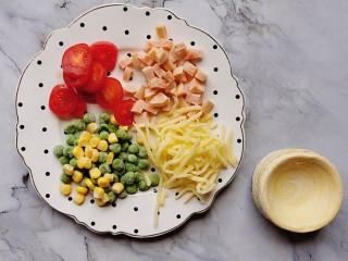 1、蛋挞皮披萨,准备好所需食材