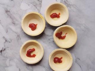 2、蛋挞皮披萨,番茄酱挤入蛋挞皮内