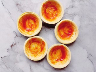 3、蛋挞皮披萨,用刷子刷均匀