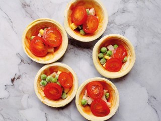 5、蛋挞皮披萨,放上切片的小番茄