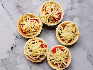 6、蛋挞皮披萨,撒上适量的奶酪碎