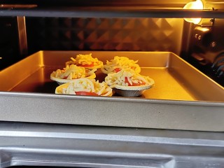 7、蛋挞皮披萨,烤箱提前预热10分钟，烤箱200度中层烤20分钟