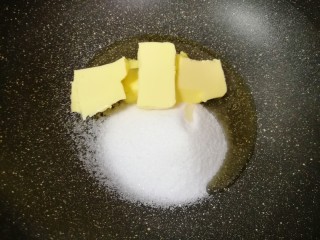 1、俄式提拉米苏,先把细砂糖，黄油，蜂蜜放入不粘锅，开小火加热，用硅胶刮铲不停的搅拌至细砂糖融化。