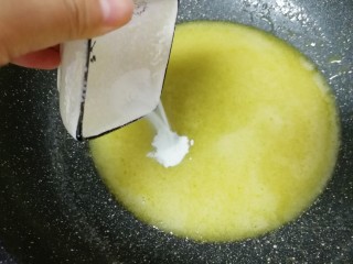 3、俄式提拉米苏,加入小苏打。