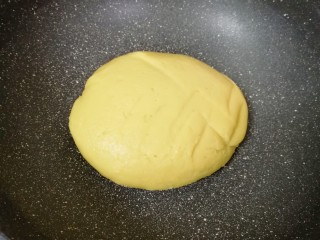 7、俄式提拉米苏,用硅胶刮刀翻拌成团。