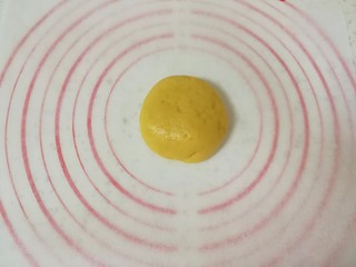 9、俄式提拉米苏,揉面垫子上铺好油纸，取一份面团按扁。