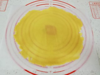 10、俄式提拉米苏,擀成1毫米左右厚度的面片。