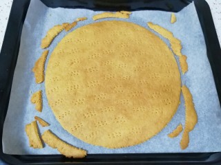 13、俄式提拉米苏,烤好晾凉以后，把饼皮多余的地方掰下来留着备用。