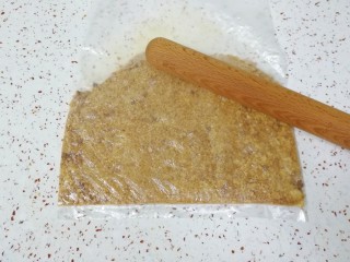 16、俄式提拉米苏,把这些边角料装入保鲜袋，用擀面杖擀碎，尽量碎一些，吃起来口感更好。