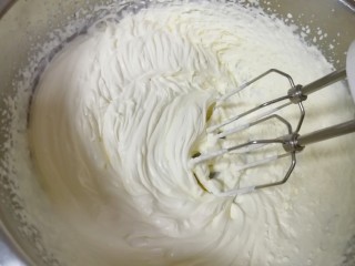 18、俄式提拉米苏,用电动打蛋器打发，出现纹路后稍微再打几下即可，不要打发过了。