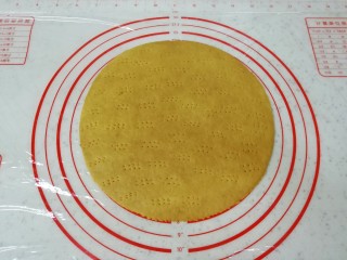 19、俄式提拉米苏,揉面垫上铺上保鲜膜，放上一张饼皮。