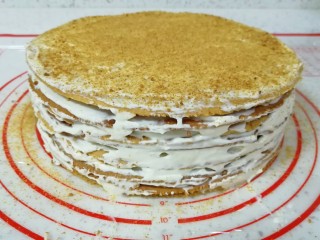 25、俄式提拉米苏,最后在边缘也抹上一层奶油。