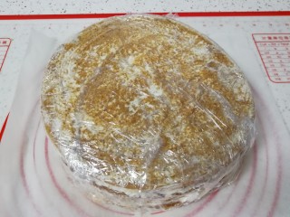 26、俄式提拉米苏,用保鲜膜包好，放冰箱冷藏5个小时以上，回潮后就可以食用了，最好前一天做，第二天吃效果更好。