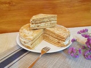 27、俄式提拉米苏,这是冷藏了一夜的提拉米苏，饼皮充分吸收奶油的味道和水分，香甜而不腻。