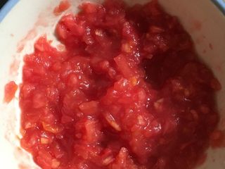 3、蔬菜披萨,番茄用料理棒打碎后放盐，没有料理棒的自己捣碎，建议捣碎完把水滤掉。我是用他代替披萨酱的