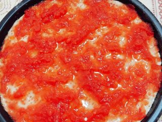 4、蔬菜披萨,面饼用叉子戳小孔，整个面饼都要戳，因为烤的时候会膨胀。面饼戳完后放番茄酱，铺一层（我放的番茄酱里面没把水撇掉，你们做的时候番茄酱里不要有水）