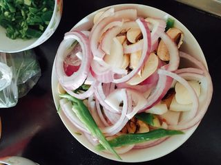 5、蔬菜披萨,番茄酱铺好后撒事先准备好的蔬菜