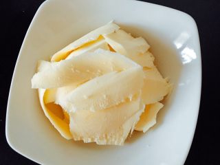 6、蔬菜披萨,芝士切条或用机器搞成绒状，我是用了各一碗