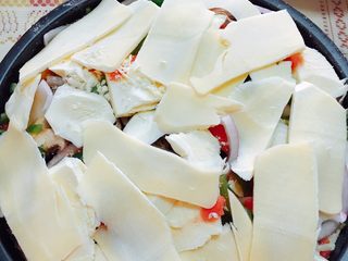 7、蔬菜披萨,最上面铺一层芝士