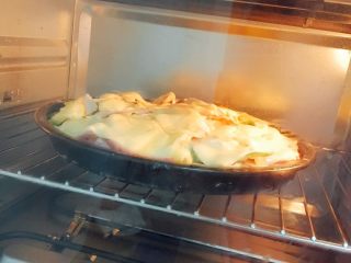 8、蔬菜披萨,放到烤箱，上下火200度近20分钟（烤箱根据自己家烤箱情况设置，反正我家200度够了）