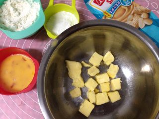 1、#曲奇菜谱秀#香草花生酱曲奇,准备好材料