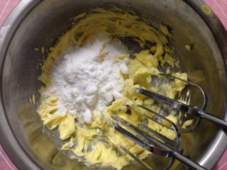 3、#曲奇菜谱秀#香草花生酱曲奇,稍微打匀后加入糖粉