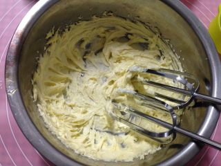 4、#曲奇菜谱秀#香草花生酱曲奇,搅打至泛白