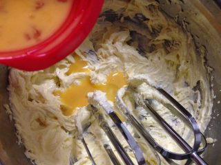 5、#曲奇菜谱秀#香草花生酱曲奇,分三次加入蛋液