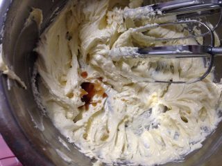 6、#曲奇菜谱秀#香草花生酱曲奇,打发至蓬松的状态，加入香草精打至轻盈的状态