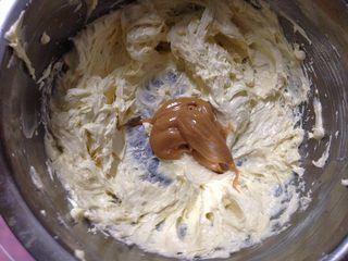 7、#曲奇菜谱秀#香草花生酱曲奇,加入花生酱搅打均匀