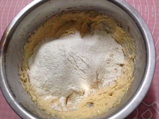 8、#曲奇菜谱秀#香草花生酱曲奇,筛入低粉