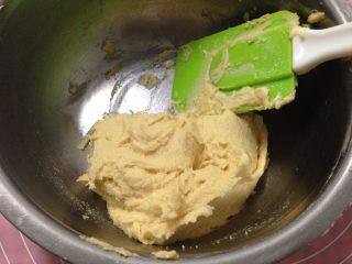 9、#曲奇菜谱秀#香草花生酱曲奇,翻拌均匀