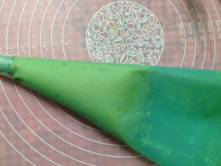 10、#曲奇菜谱秀#香草花生酱曲奇,装入裱花袋（烤箱170度预热）