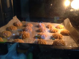 12、#曲奇菜谱秀#香草花生酱曲奇,入烤箱、中层、烘烤25分钟左右即可