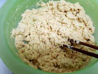 1、老北京韭菜糊饼,中细棒子面加豆面，加水搅拌均匀。