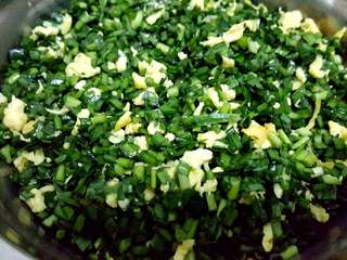 2、老北京韭菜糊饼,韭菜切末，摊鸡蛋碎，加盐调味料。