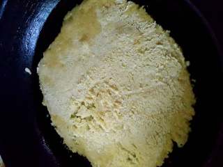 3、老北京韭菜糊饼,铁锅加油，把棒子面平铺，摊薄一点出锅会焦脆。