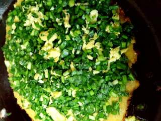 4、老北京韭菜糊饼,把韭菜鸡蛋馅平铺