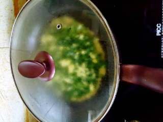 5、老北京韭菜糊饼,加一点油，借助韭菜的水汽加盖焖一下。然后敞开，小火把棒子面煎烤脆皮定型。