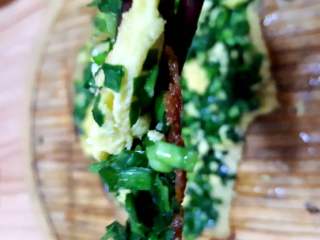 8、老北京韭菜糊饼,上面韭菜鸡蛋馅料松软鲜美。来一块，讲究用手拿着吃，中式披萨的赶脚，吃得时候2张起～～