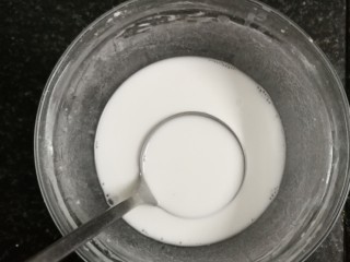 2、刮肠粉,粉和水，1：2调好，或者按肠粉包装上说明来调粉浆，静置10分钟，可以晚上调好放冰箱待用